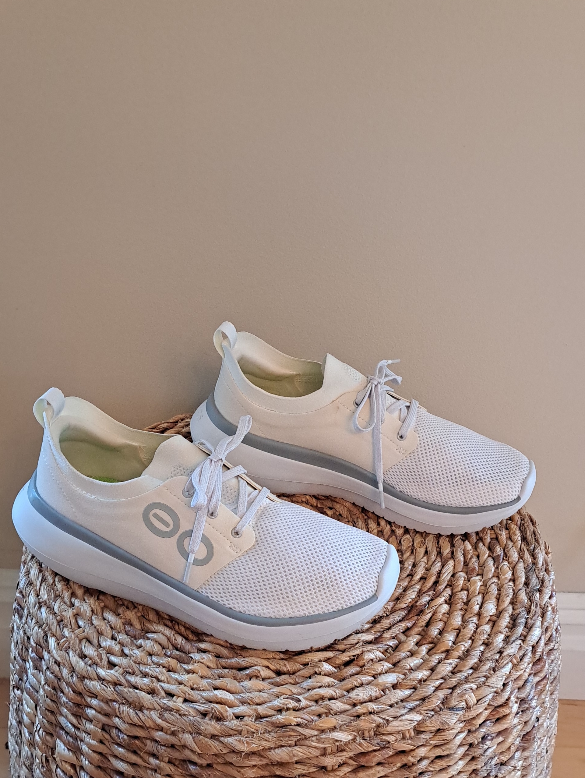 Oofos Unisex Oomy Stride Recovery Athletic/Athleisure White Knit Sneakers W10/M8